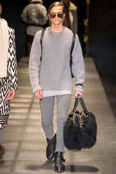Look 18